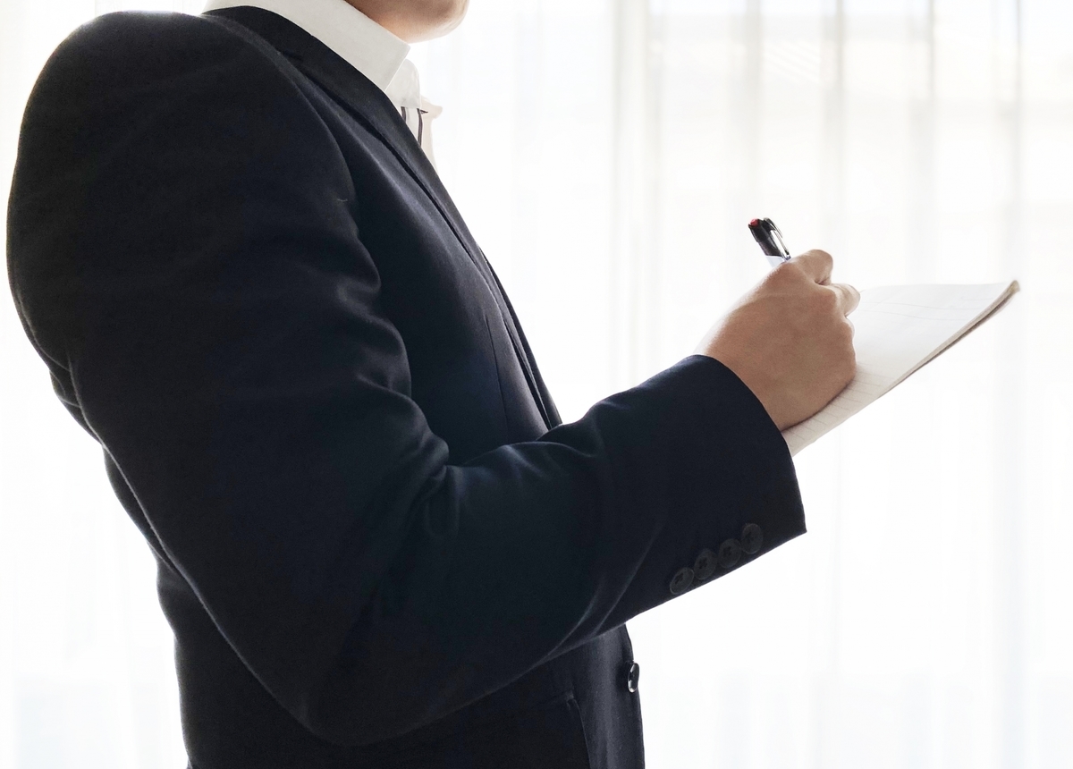 ノートに記入する男性