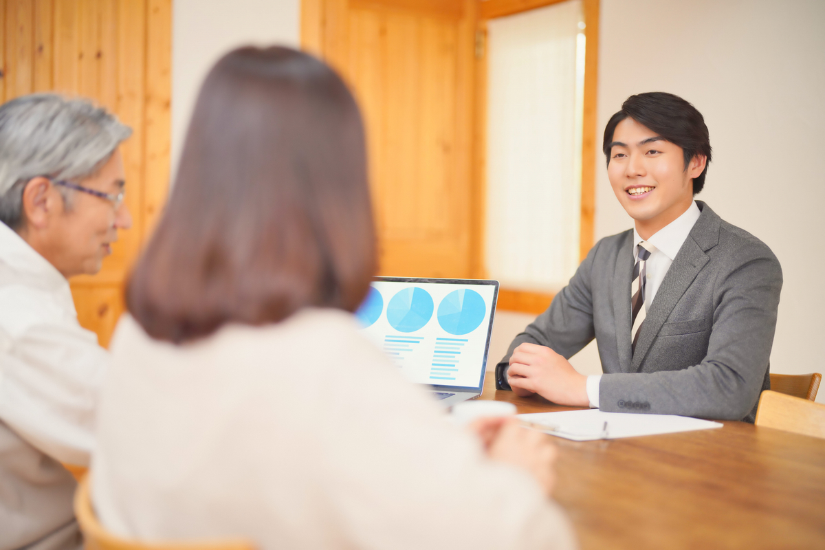 説明するスーツの男性