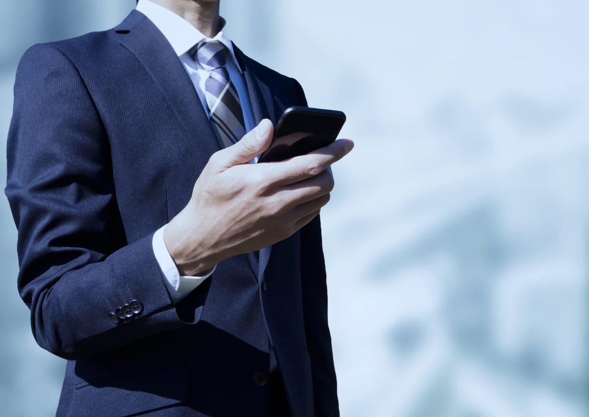スマホを手にしている男性