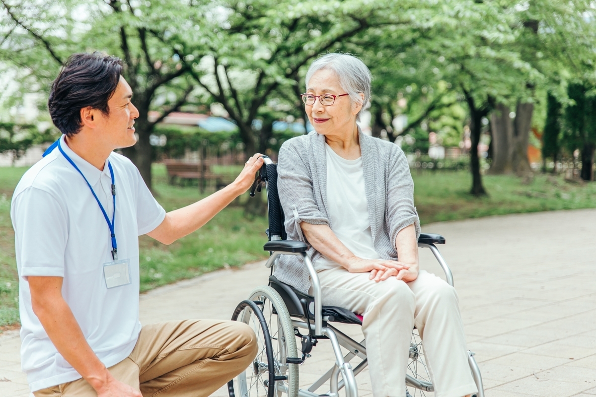 高齢者の世話をする男性