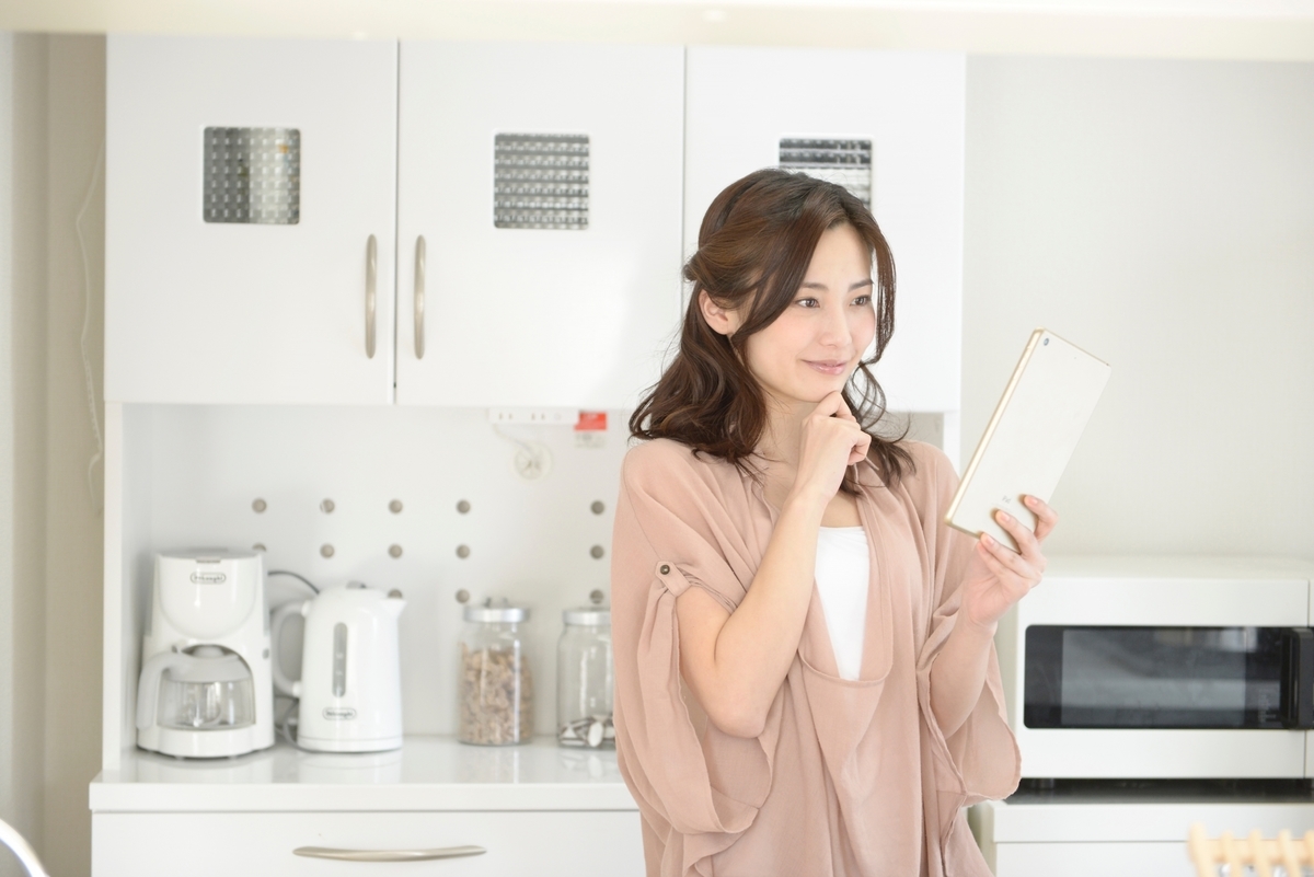 タブレットを見る女性