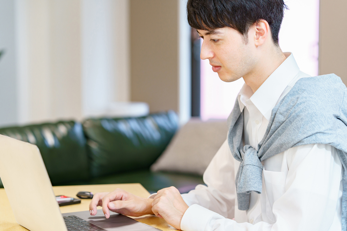 パソコンを操作する男性