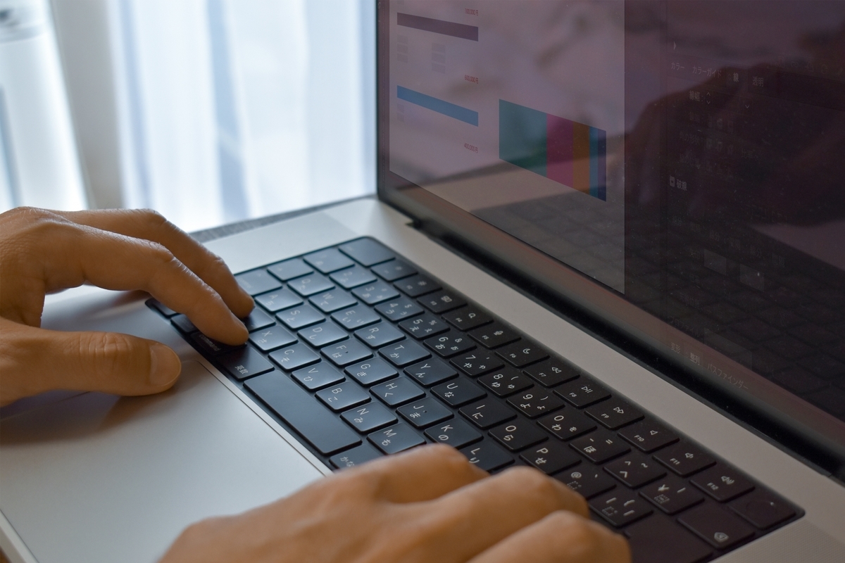 パソコンを操作する男性の手元