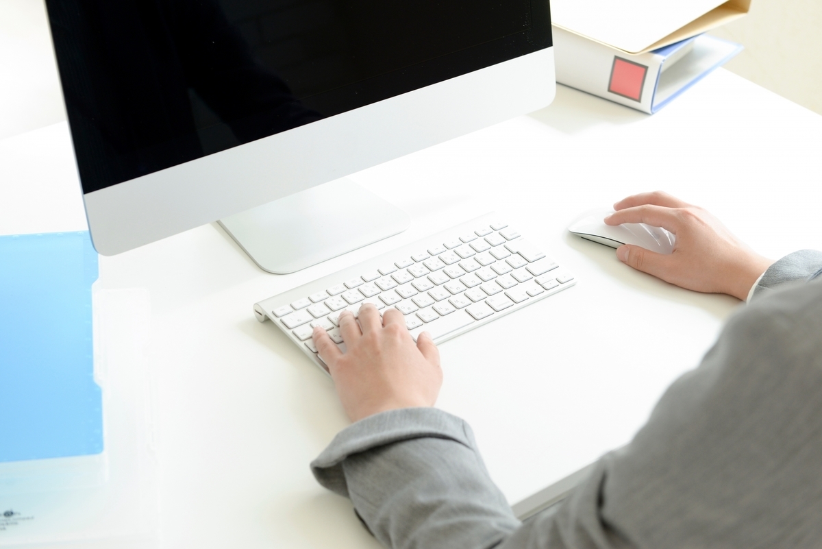 パソコンを操作する男性の手元