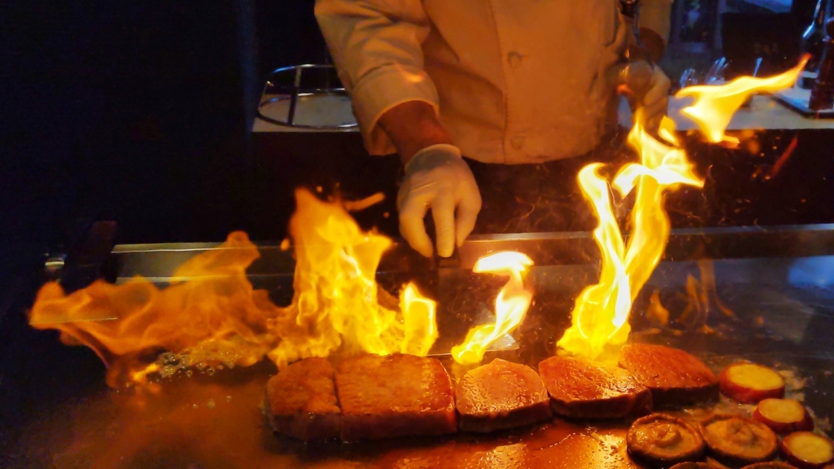 鉄板で肉を焼くシェフ