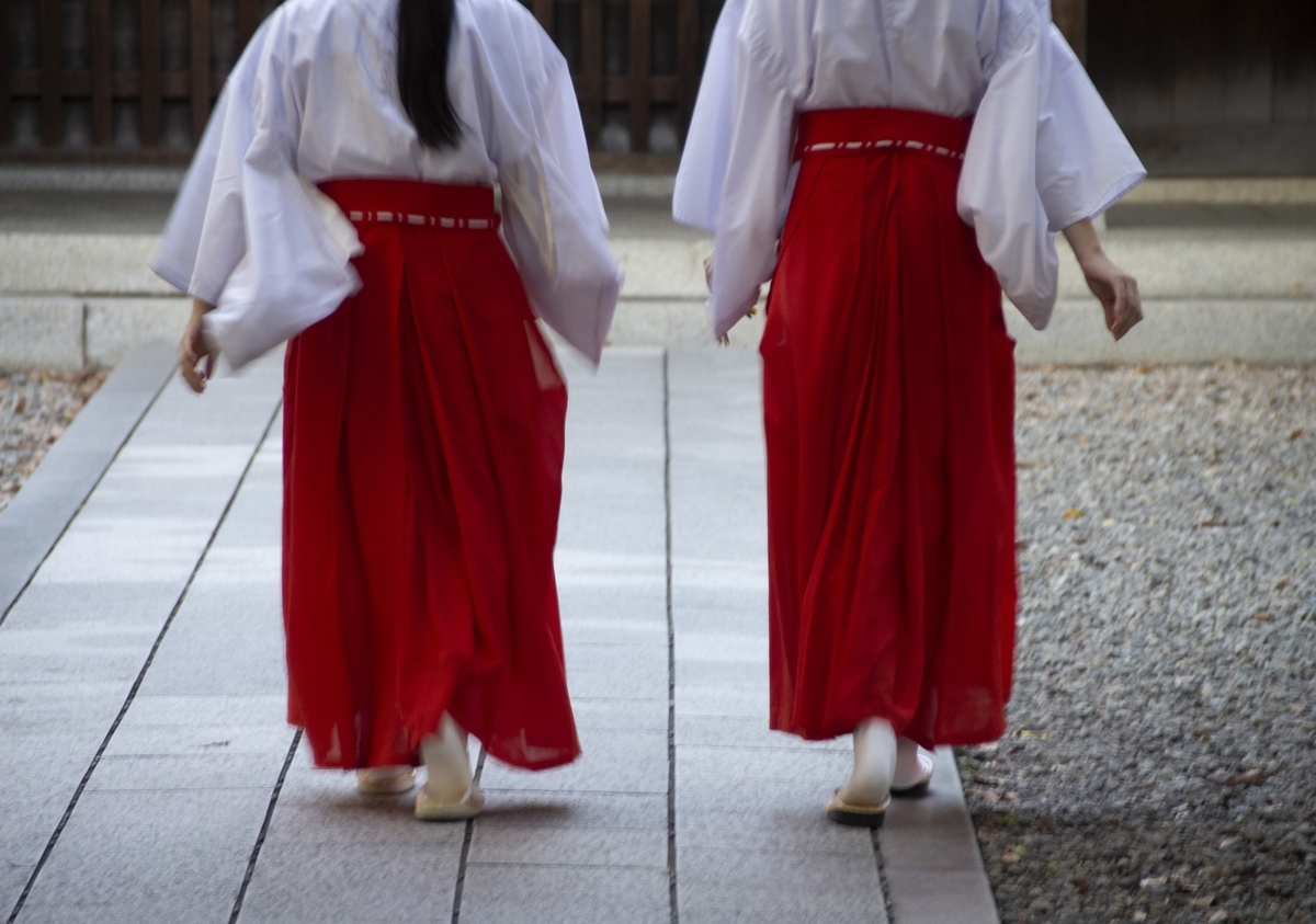 巫女の後姿