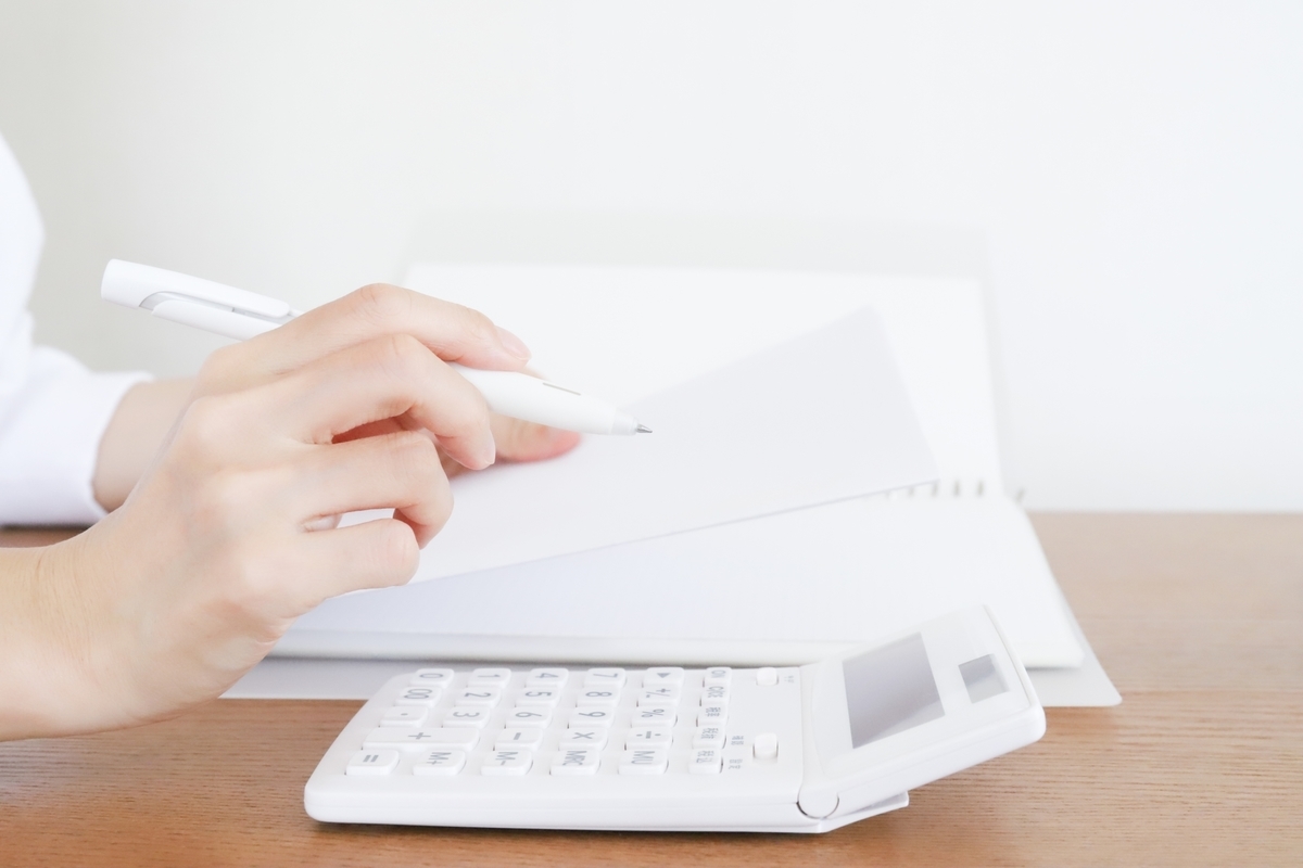 勉強をする女性