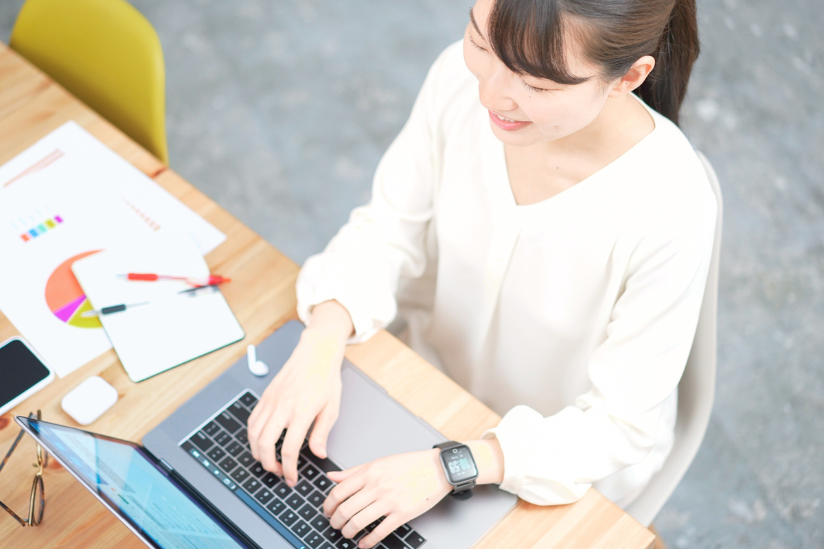パソコン作業をする女性