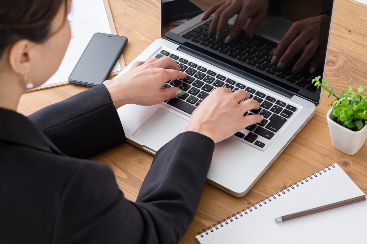 デスクワークをする女性