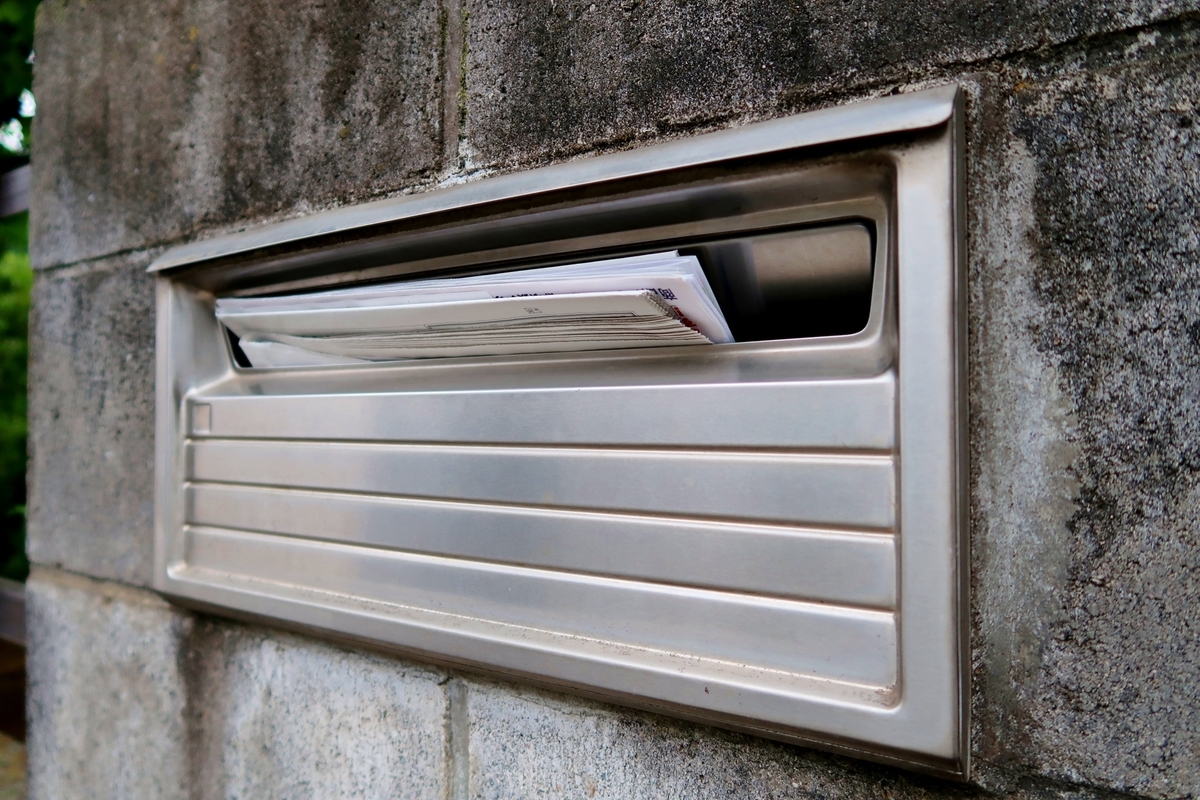 郵便ポストの新聞