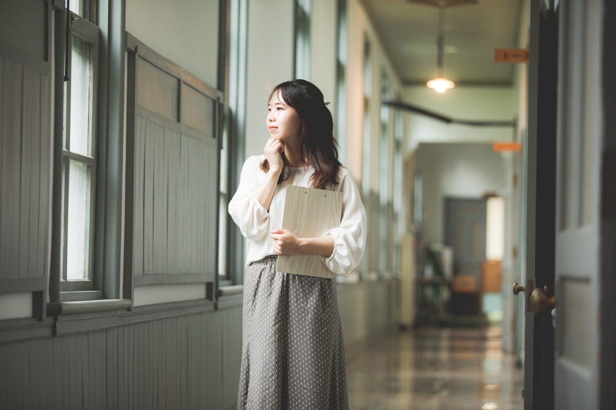 廊下を歩く教師