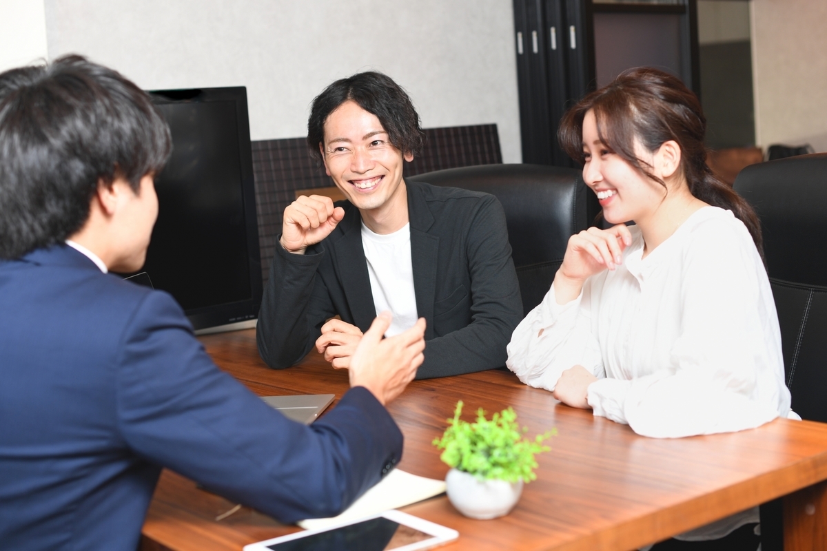 会話をする男女