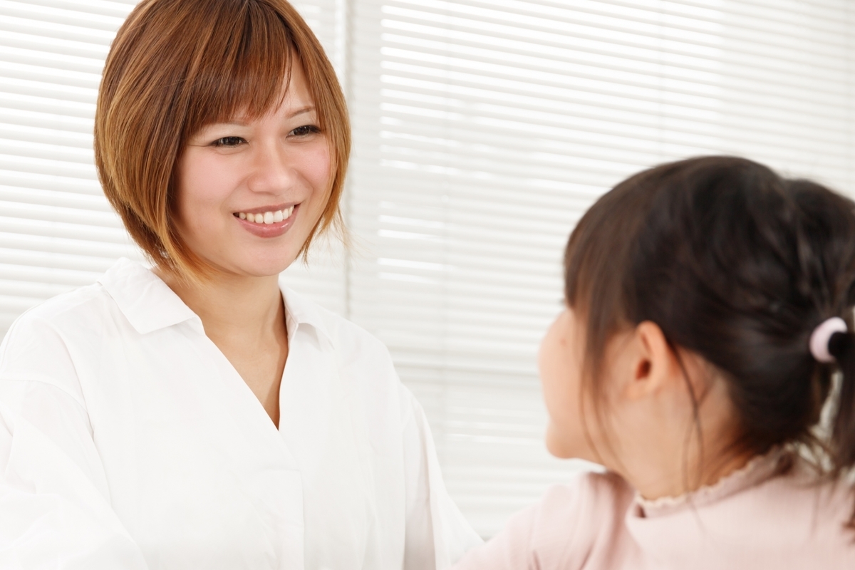 会話する大人と子供