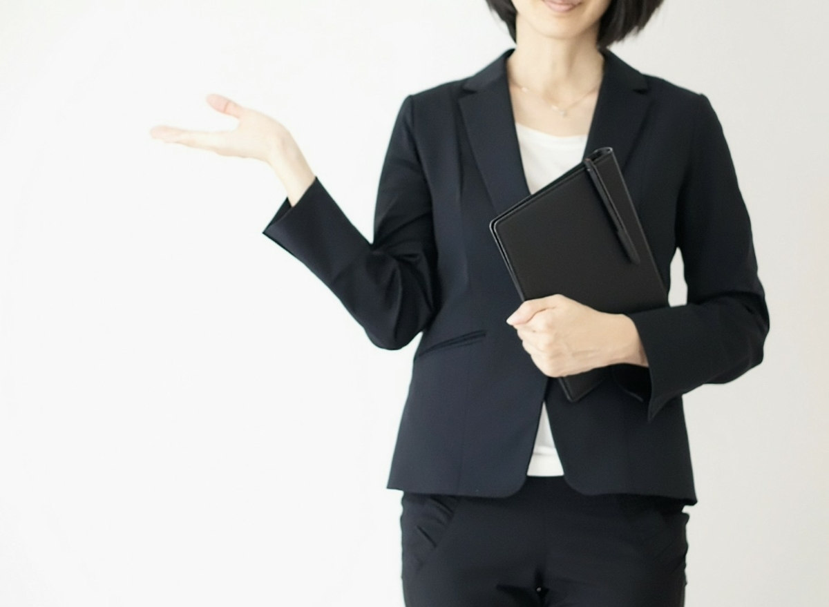 黒いスーツの女性