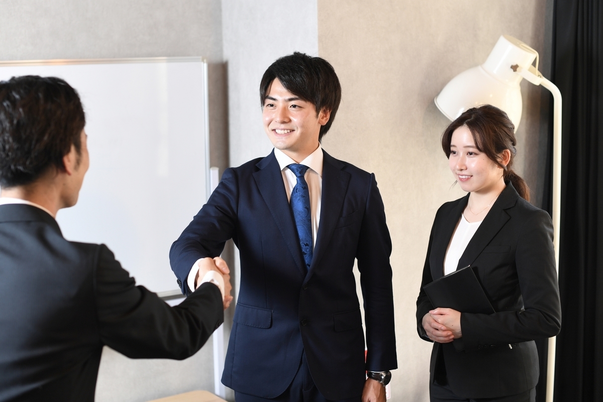 握手をするビジネスマン