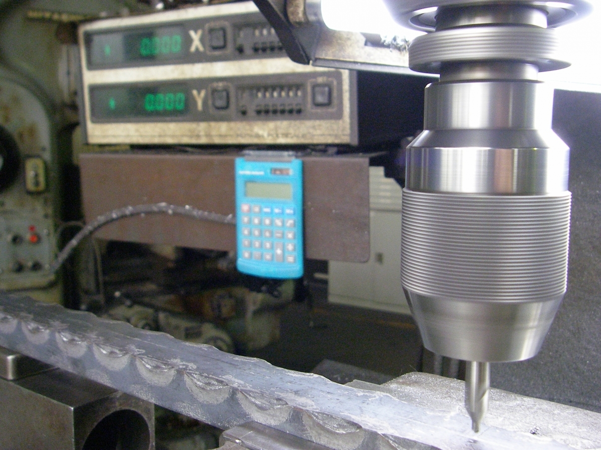 フライス盤を操作する