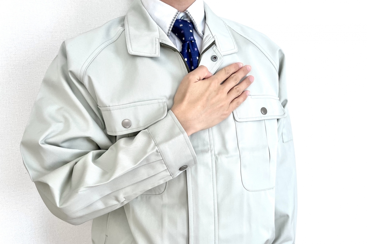 胸に手を当てる作業員