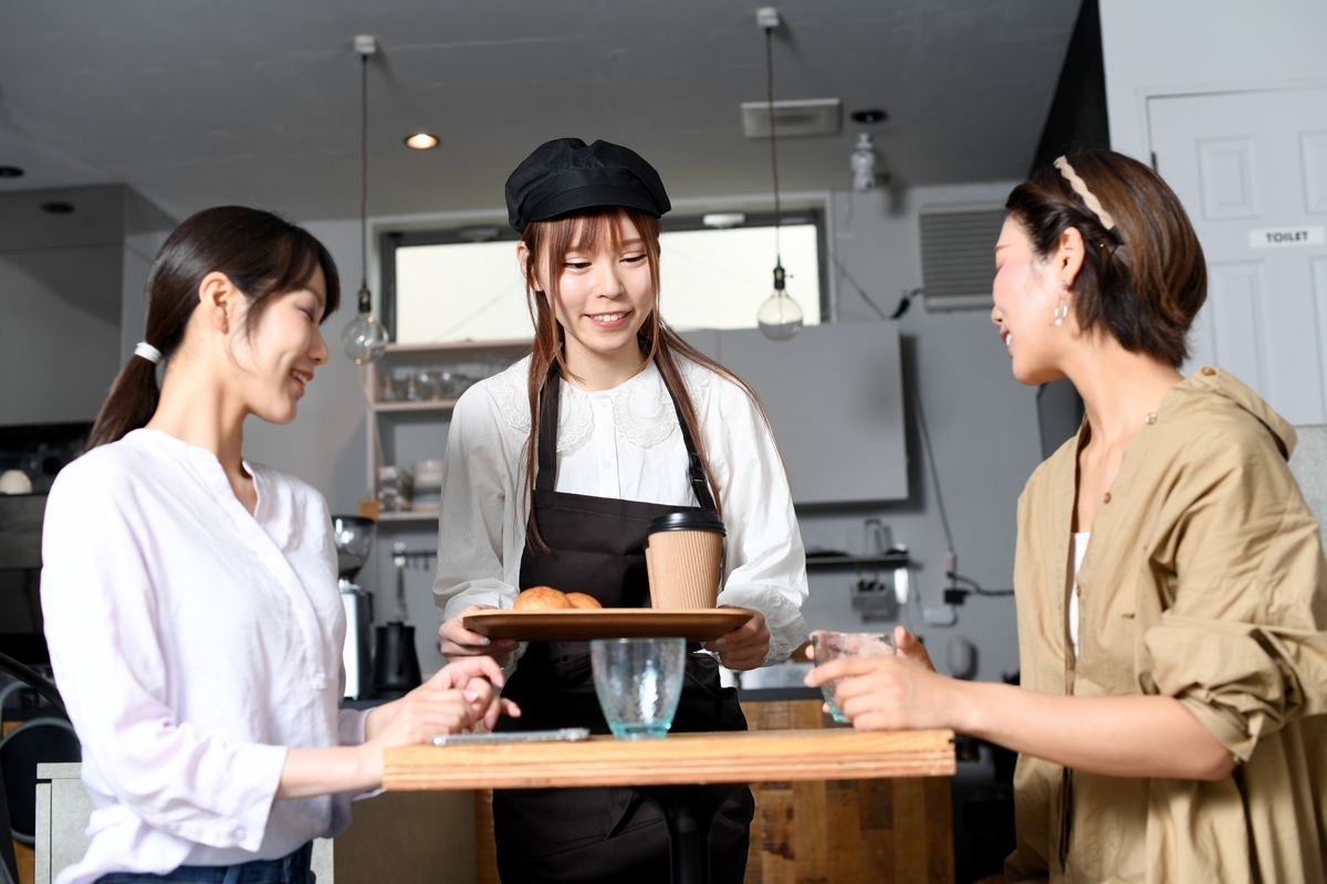 カフェ店員と女性客