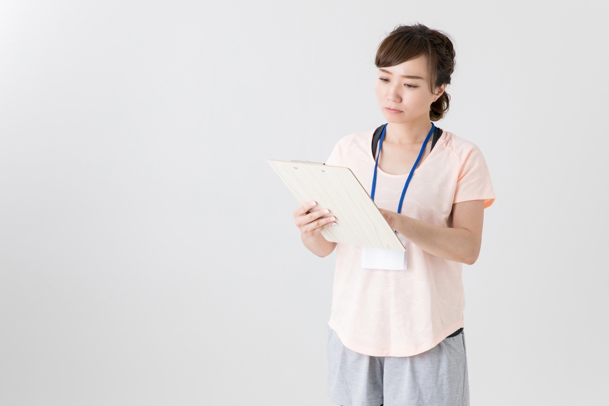 バインダーを見る女性