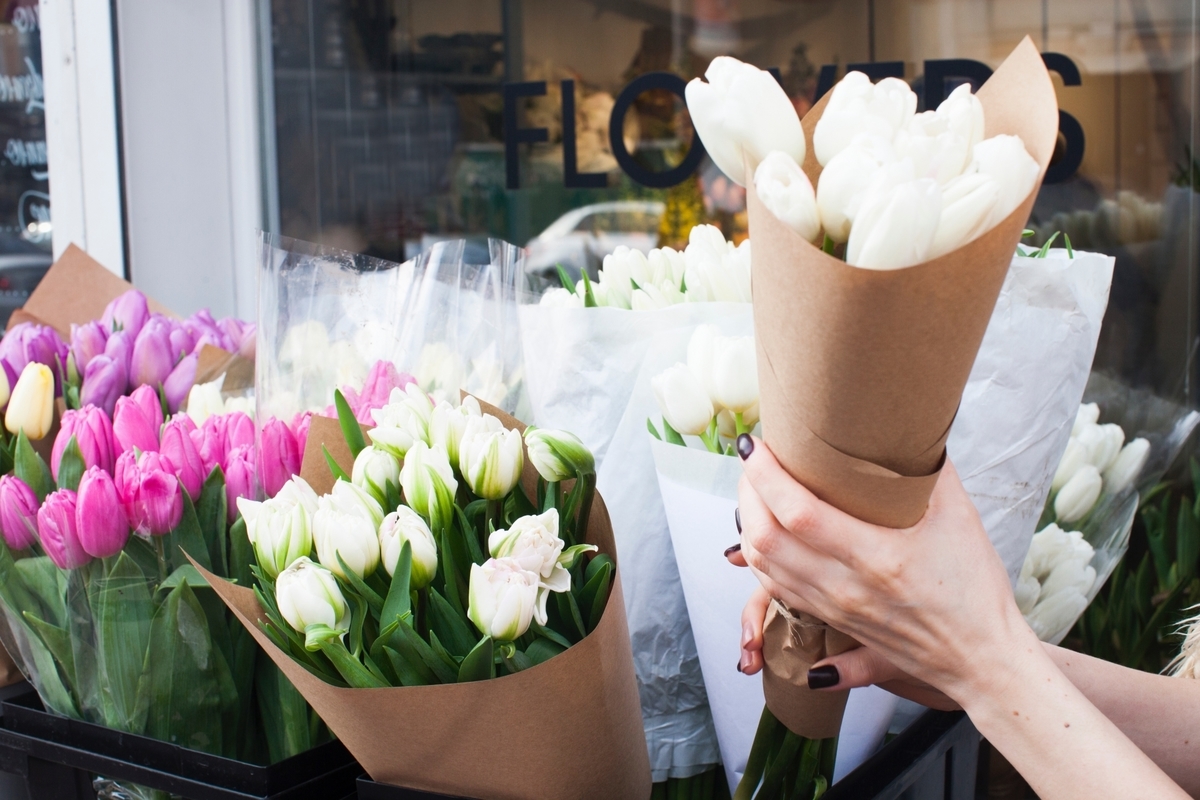 花束を作る女性