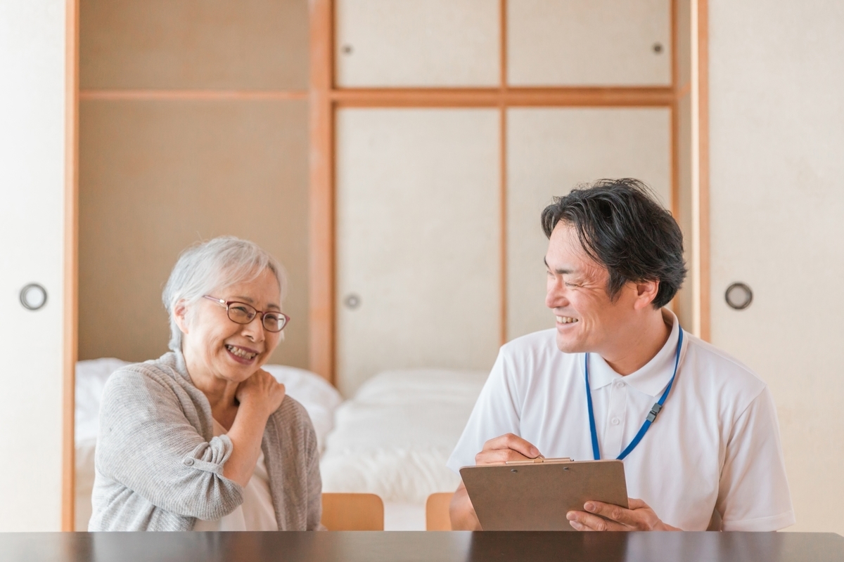 会話をする訪問介護士と高齢女性