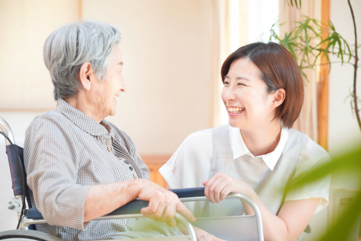 高齢女性と介護員