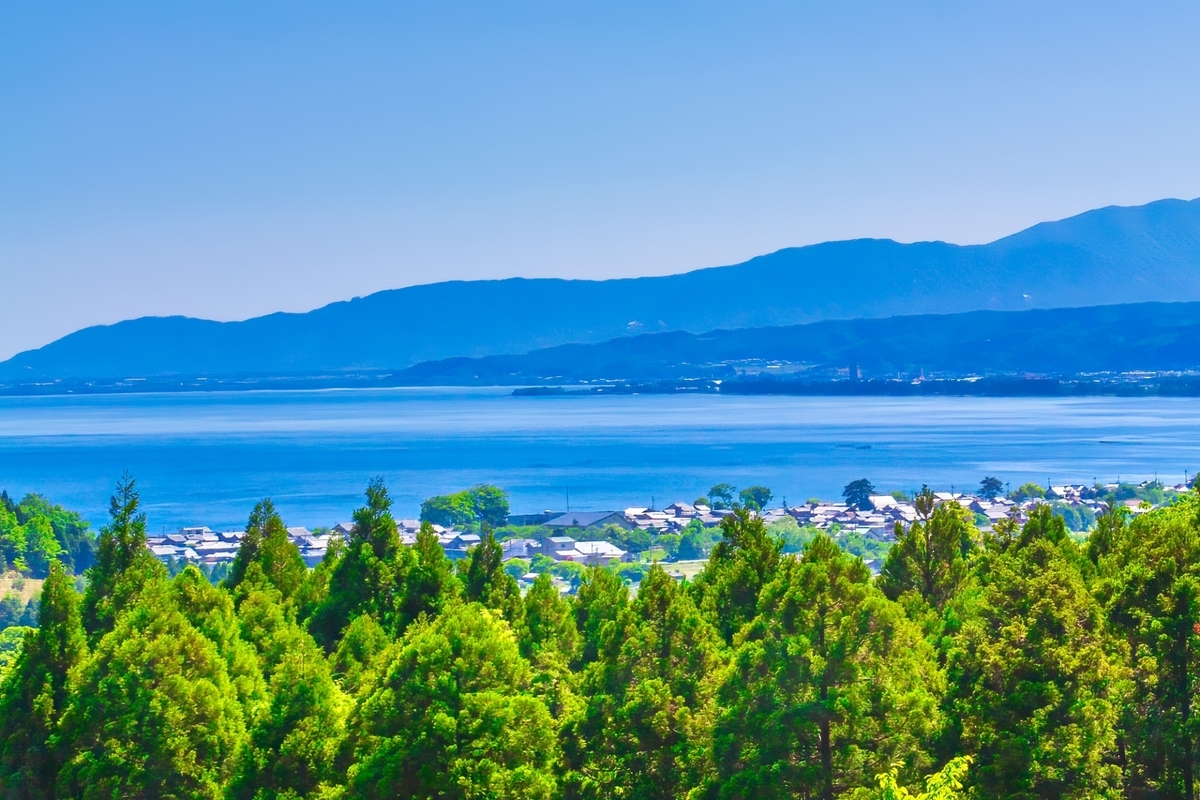 琵琶湖と山