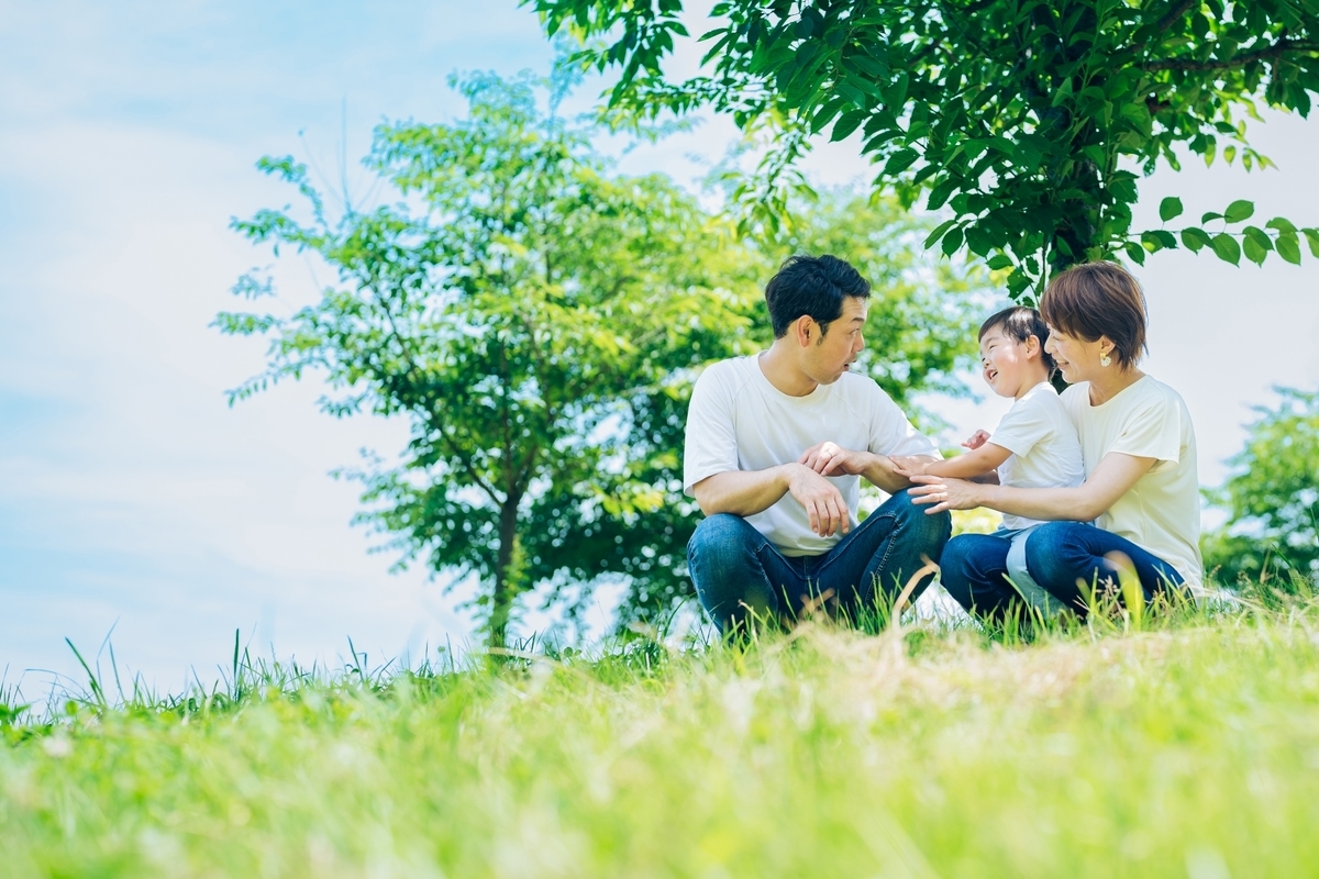緑地に座る親子