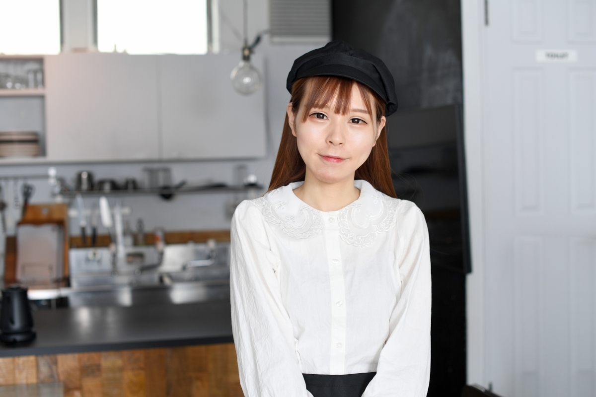 カフェで働く女性