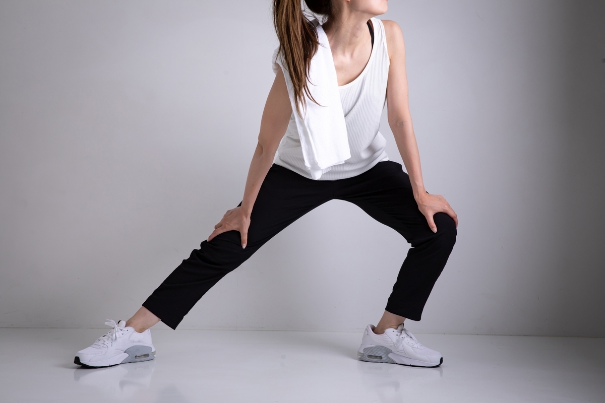 ストレッチをする女性