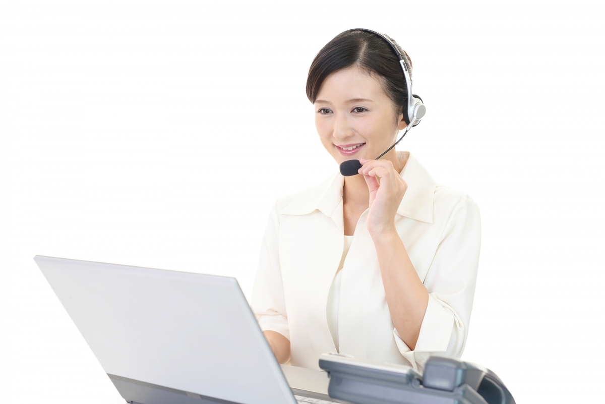 PCを見るオペレーター