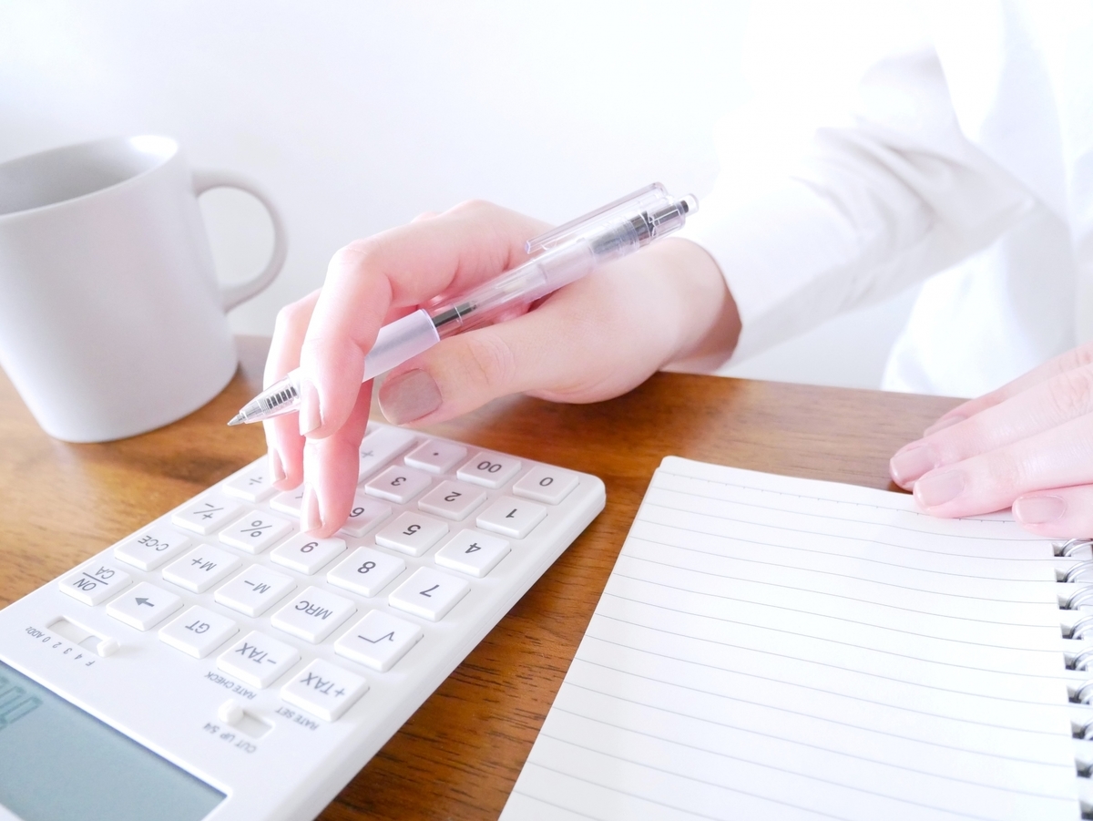 電卓をたたきメモをとる