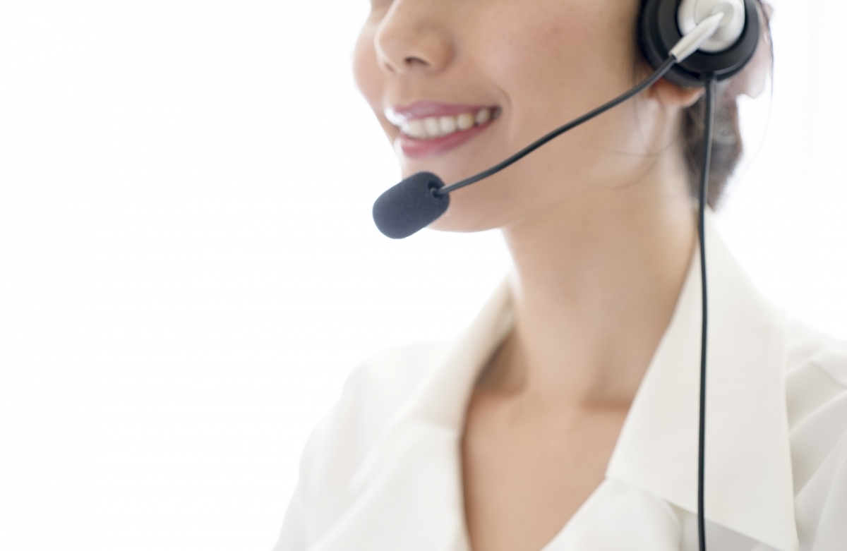 コールセンターで働く女性