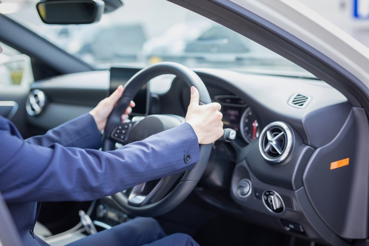 車を運転する女性