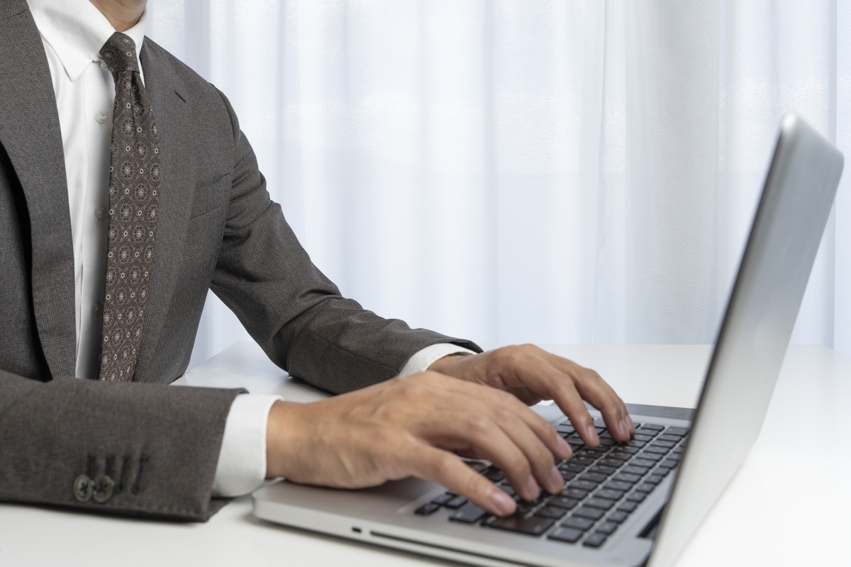 パソコンを操作するスーツの男性