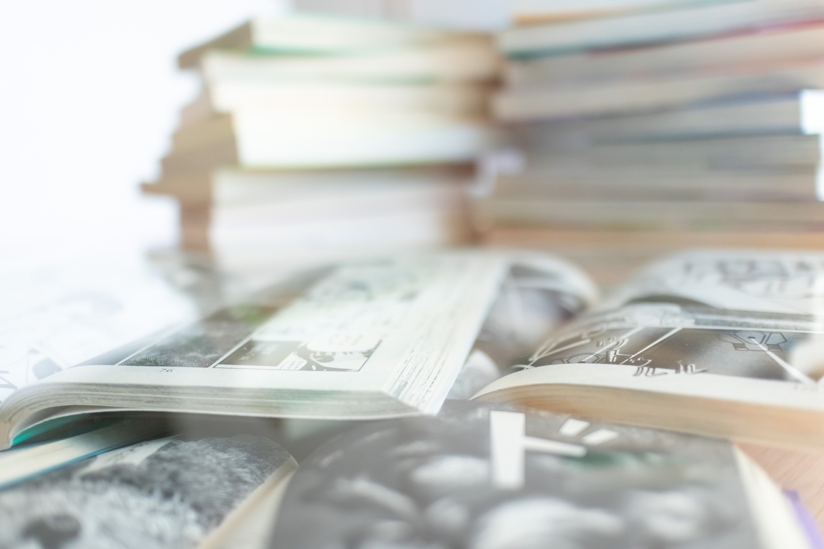 山積みになった漫画