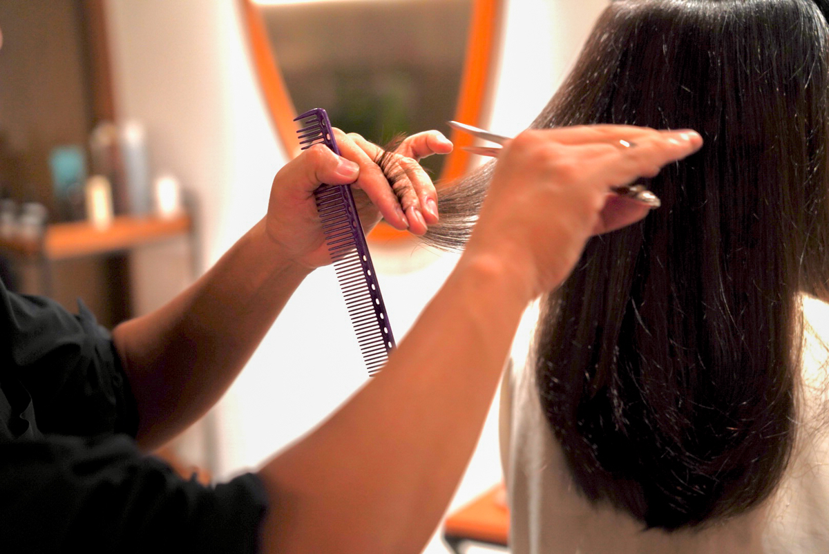 髪をカットする美容師