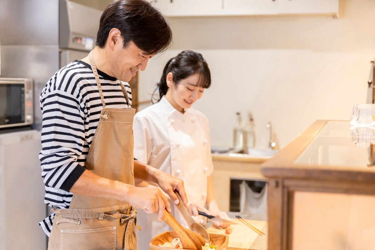 ホールで働く男女