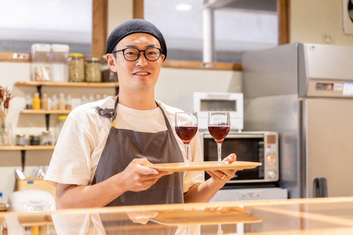 ワインを出すスタッフ