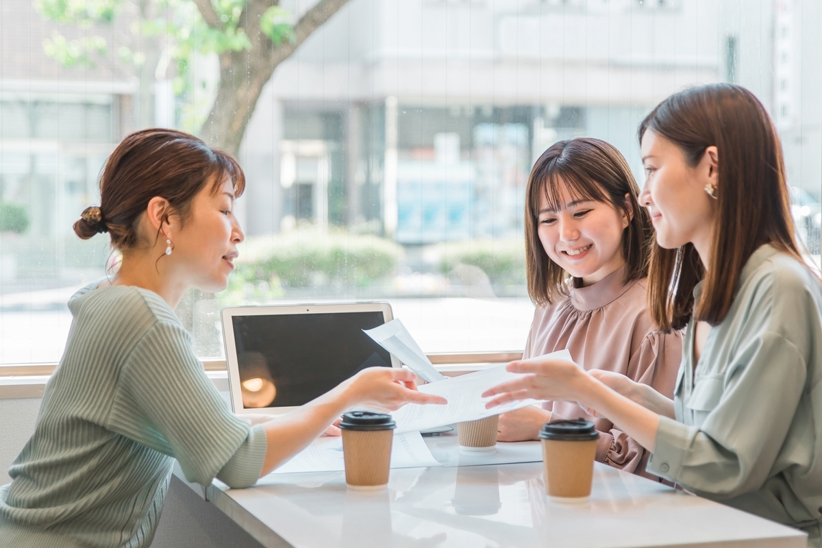 カフェで話す女性たち