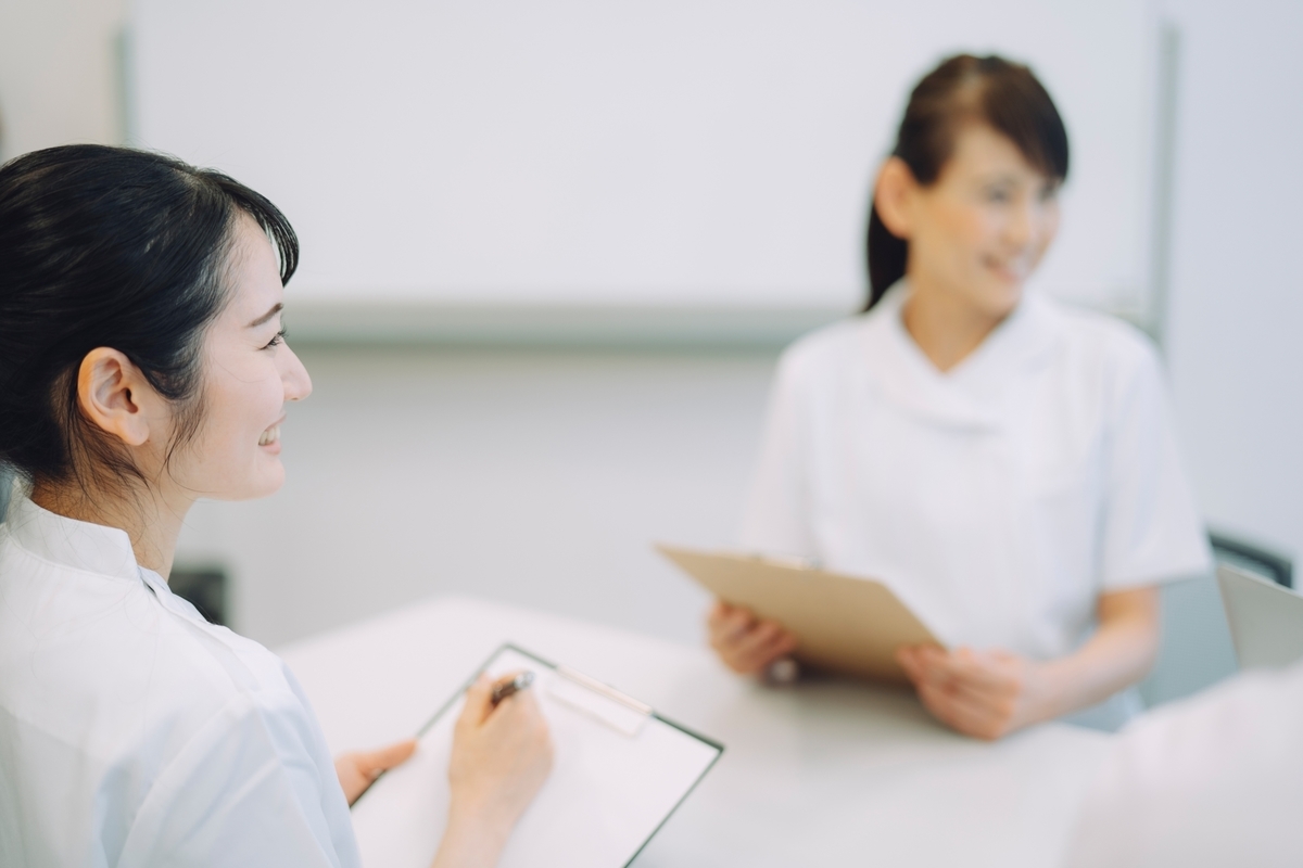 会話する白衣の二人