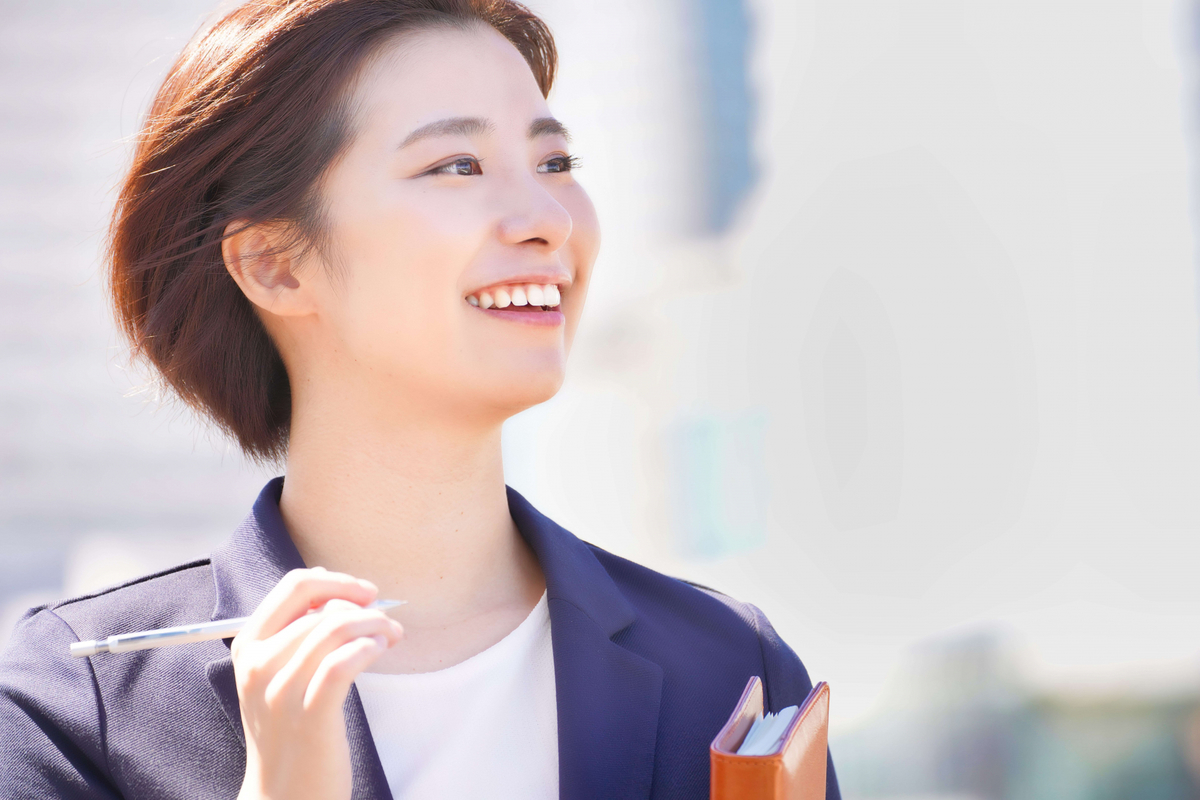 ペンを手にした女性