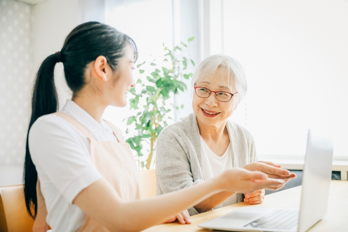 パソコンを教える女性