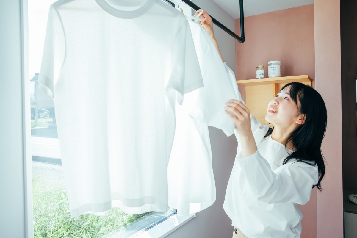 洗濯物を干す女性