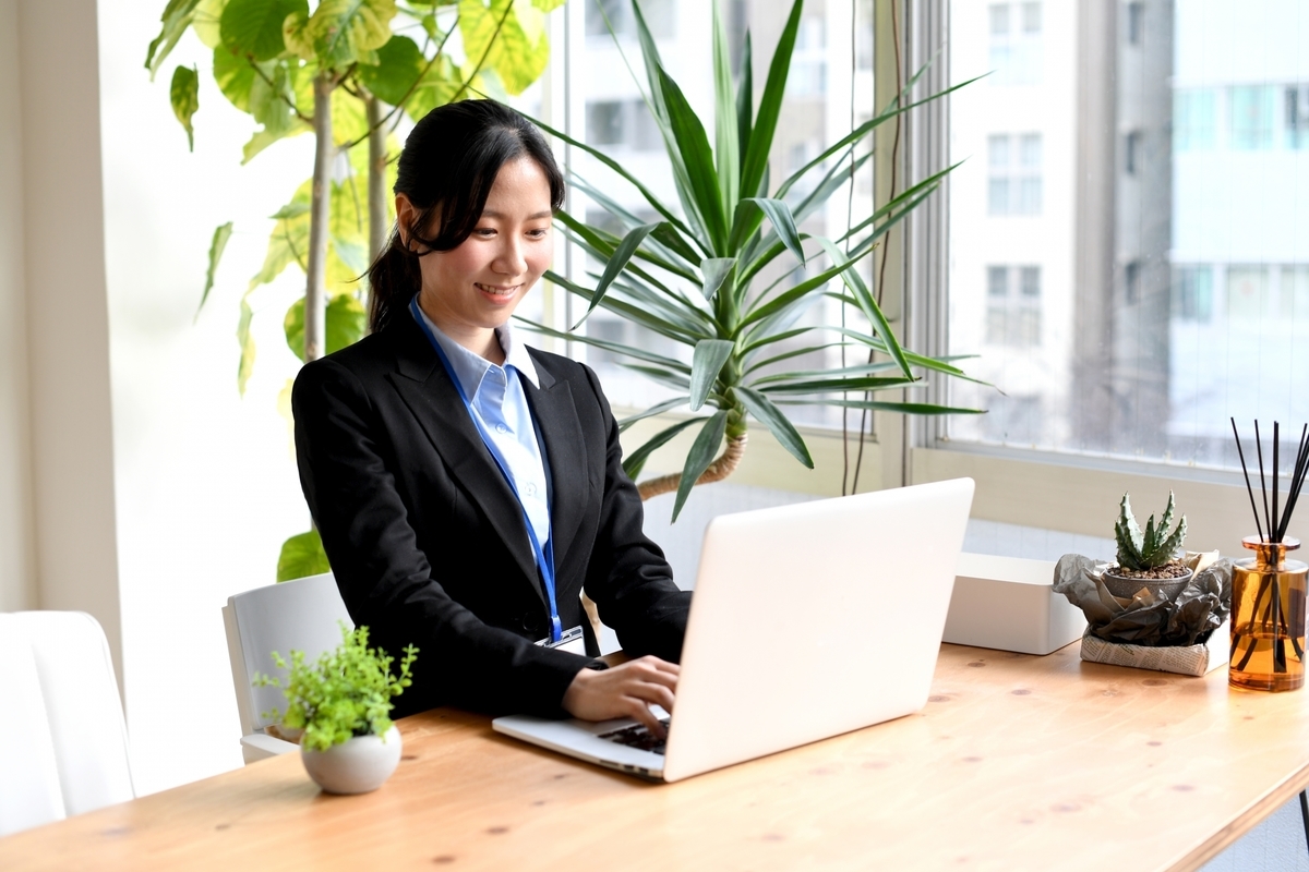 笑顔でパソコンを操作する女性