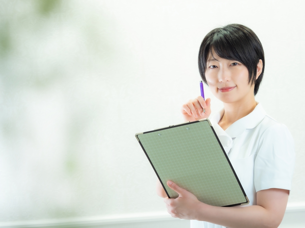 問診表を持つ看護師