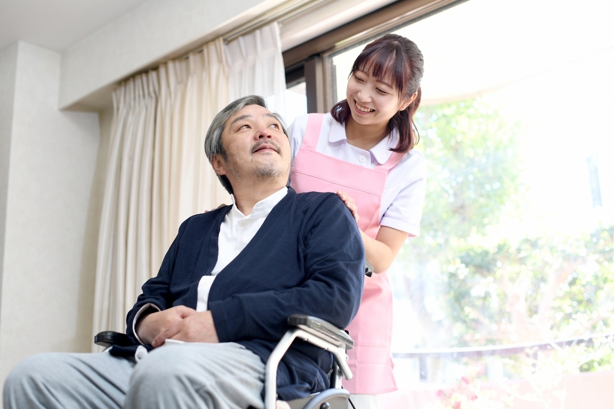 介護士と高齢者の男性