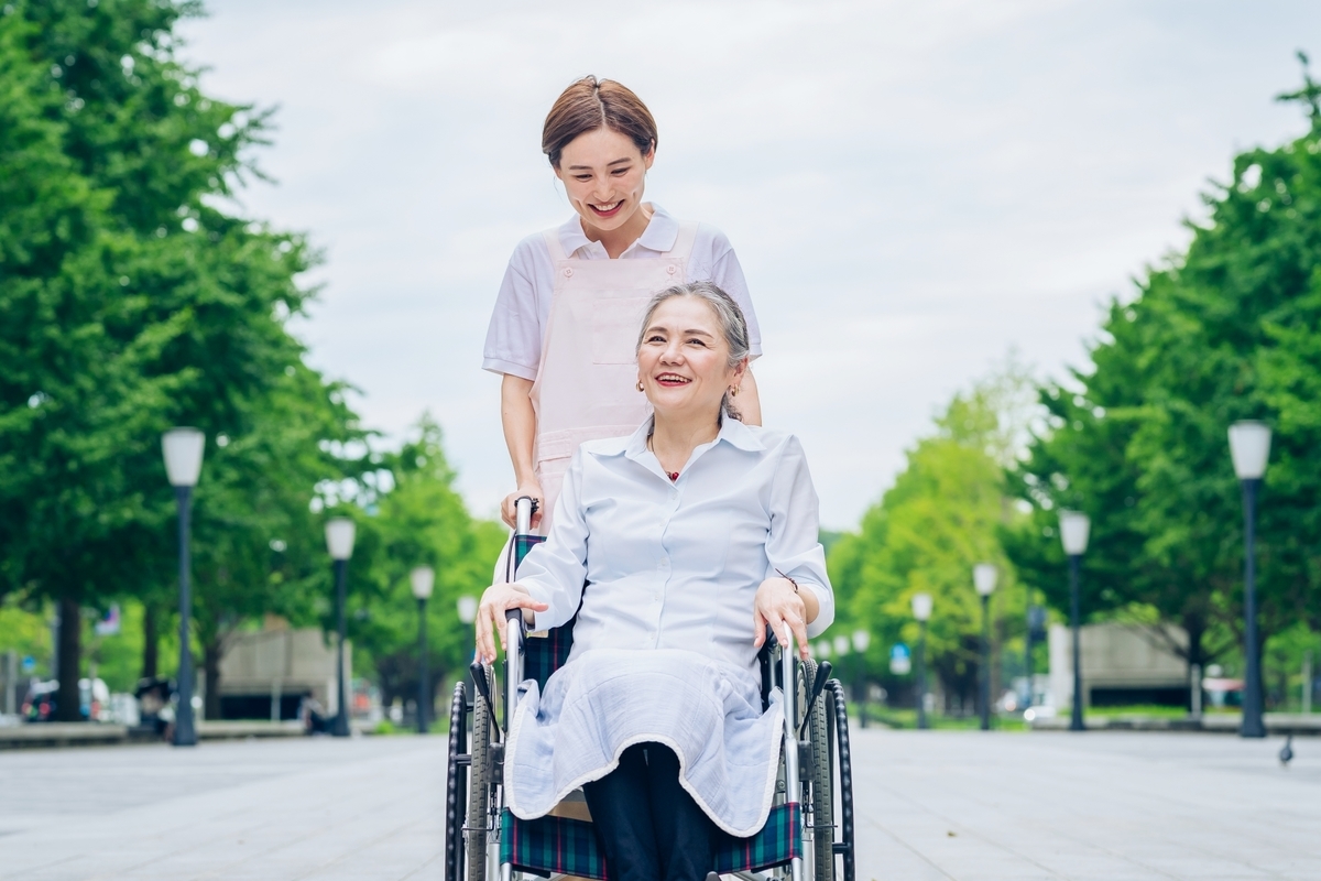 車いすの女性と女性介護士