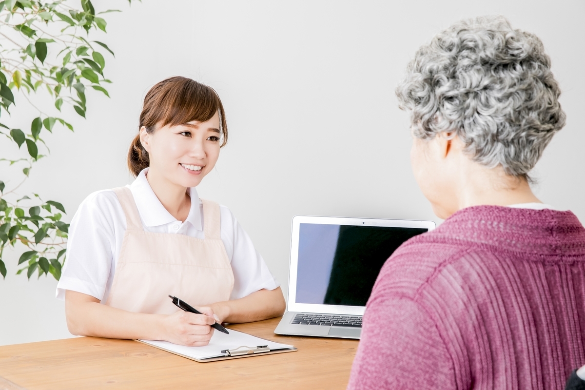 介護士と高齢者の女性