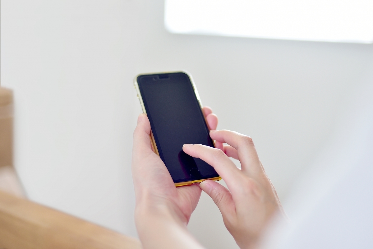 スマホを操作する手元